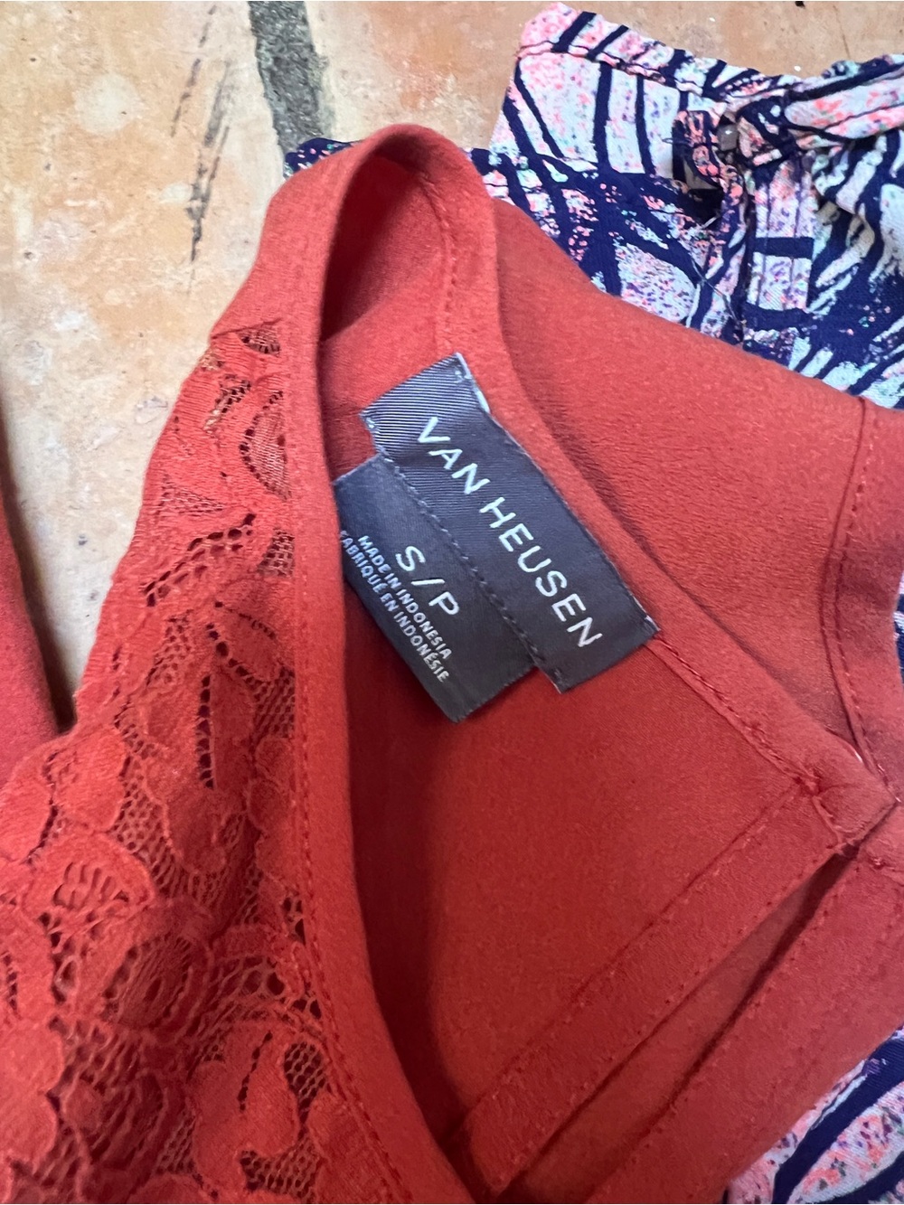 Bundle of women’s tops - Picture 2 of 4